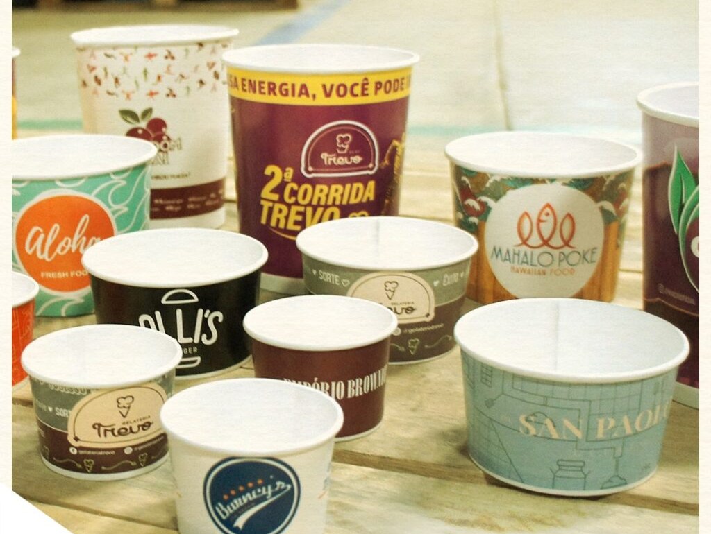 Doze potes de papel com a arte impressa de clientes diferentes