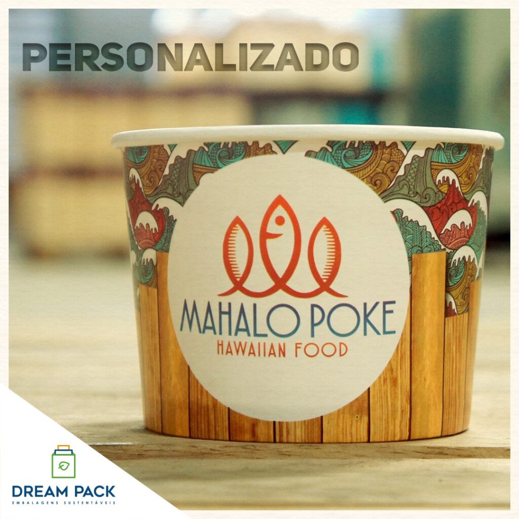 Pote de papel com ilustração da Mahalo Poke cobrindo toda a volta